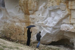 La pluie n'arrête pas le visiteur aux Lapidales